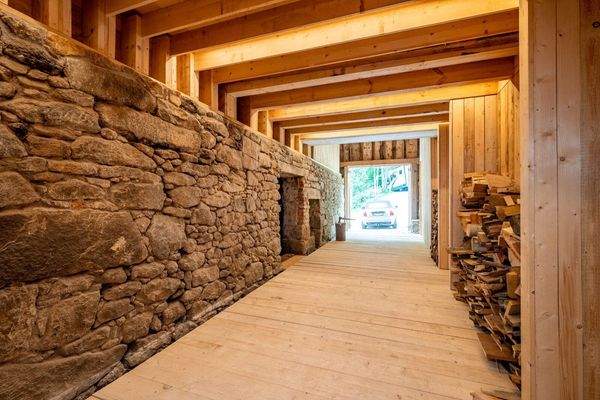 Eingangsbereich/Holzlege/Eingang Stall