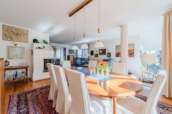 Ess- und Wohnbereich mit Kamin und viel Tageslicht