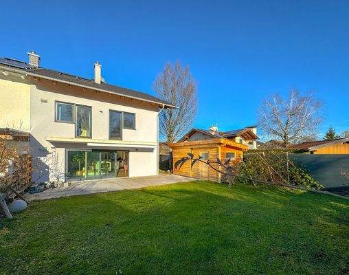 Hausansicht mit Garten