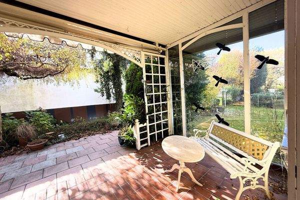 Terrasse mit Windschutz und Blick in den Garten