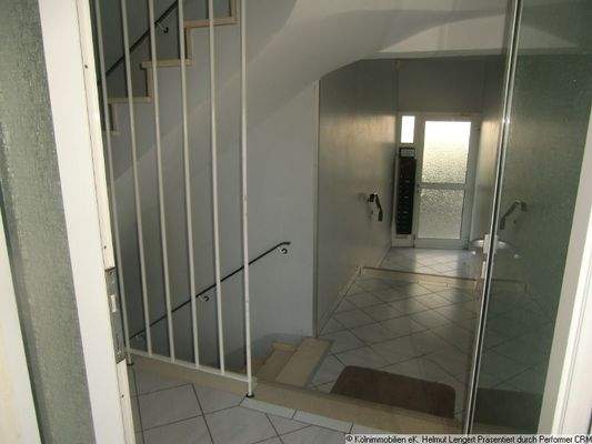 Heller Hausflur+Treppenhaus;Reinigung ist inclusiv