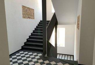 Treppenhaus mit Sichtmauerwerk