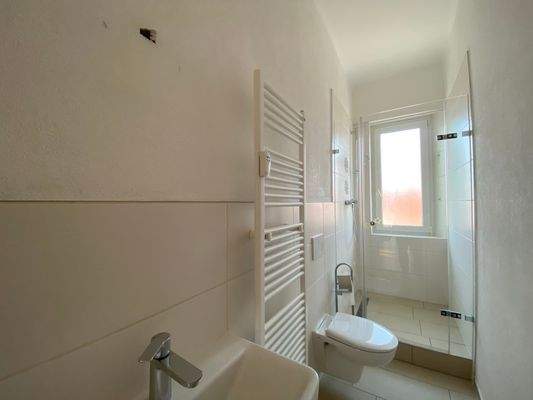 Tageslicht-Badezimmer mit Dusche u. WC