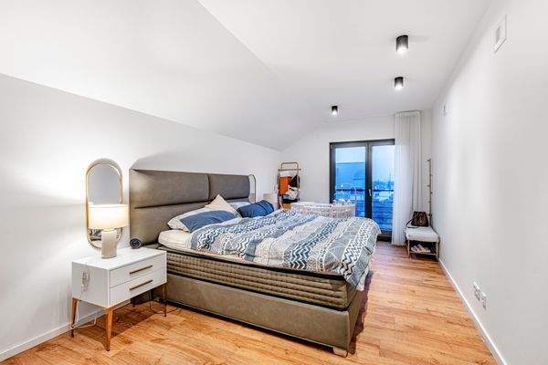 Großzügiges Schlafzimmer im 1. Obergeschoss