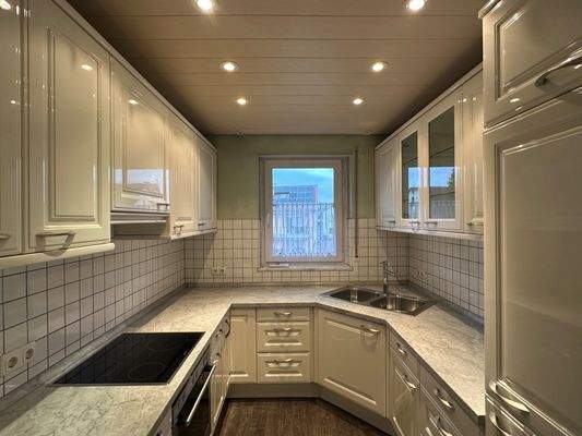 schicke Einbauküche mit weißen Fronten