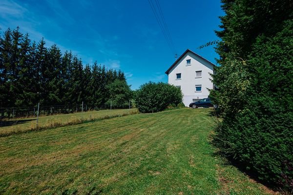 Objektansicht mit Garten / Grundstücken