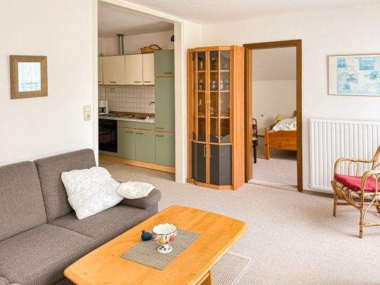 Wohnzimmer mit angrenzender Küche im OG