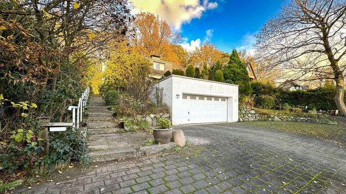 Zugang zum Haus und Garage