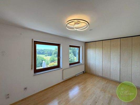 ... großem Schreiner-Kleiderschrank.