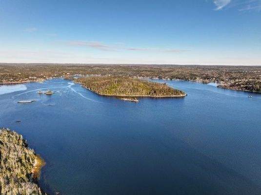 Drohnenaufnahme - Ende der Bucht und Insel