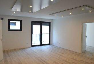 Wohn- und Esszimmer mit Terrassenzugang 