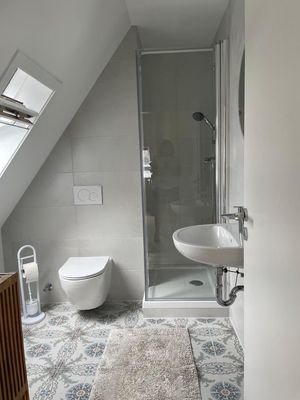 Modernes Duschbad