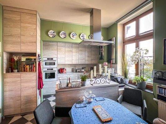 Küche mit Einbauküche