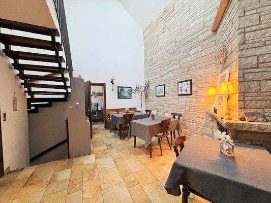 Diele, Bild 2, mit Treppe zum OG.jpg