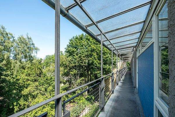 Laubengang mit Grünblick