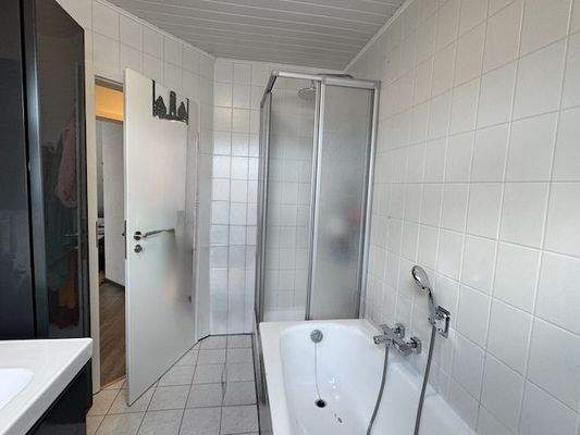 DG | Bad mit Badewanne + Dusche