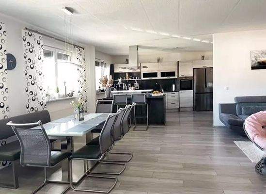 Wohn und Essbereich mit offener Küche.jpg