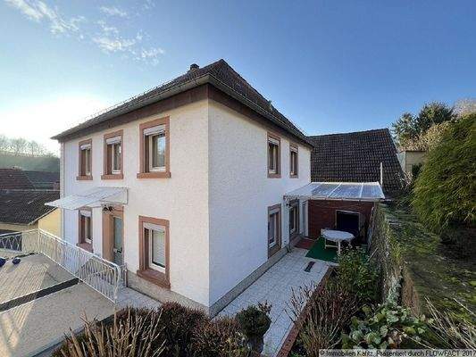 seitliche Ansicht mit Hauseingang