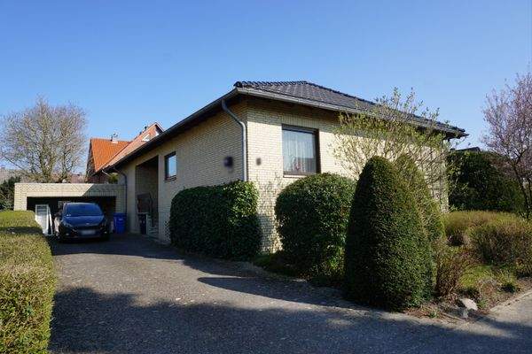 Zufahrt mit Doppelgarage