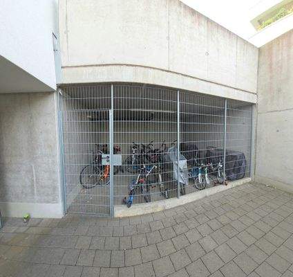 Fahrradabstellabteil in der Zufahrt zur Tiefgarage integriert