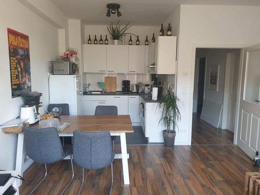 Moderne Küche mit Esstisch