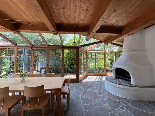   Wintergarten mit Kamin