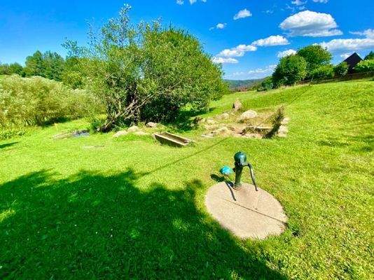 030_Brunnen und Kinderspielwiese