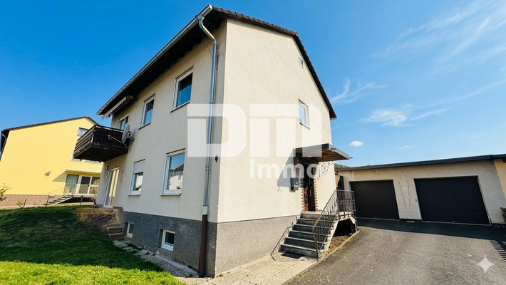 Front / Seitenansicht / Doppelgarage