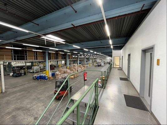 Innenansicht Halle - Ebene Betriebsbüro, Besprechung, Sanitär