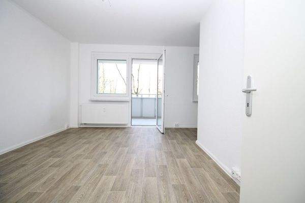 Wohnzimmer mit Balkon