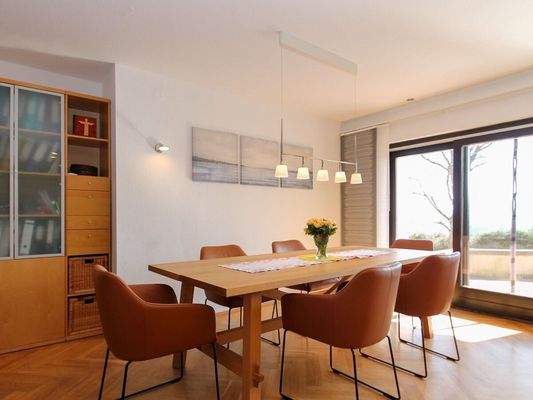 Essbereich mit Zugang zur Terrasse