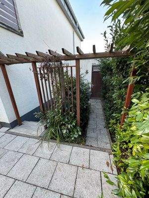 Rückseite Garage - Kellertreppe zur Sauna.JPG