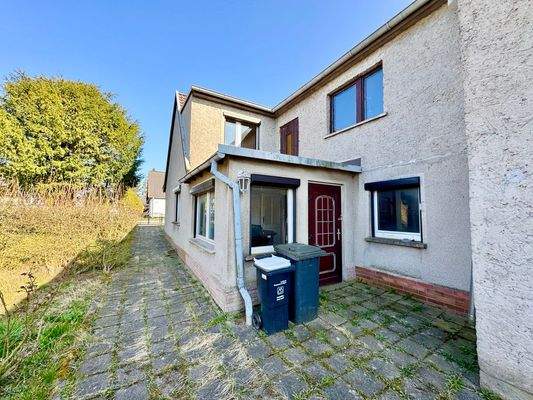 Rückansicht mit Anbauten und Nebengebäuden