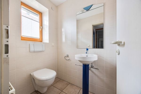Gepflegtes WC mit zeitloser Gestaltung