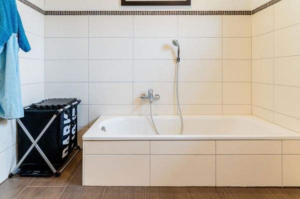 Badewanne mit tiefem Einstieg