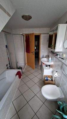 Bad mit Wanne und Dusche 1.OG Herrieden