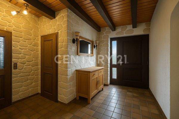 Einladender Eingangsbereich mit Natursteinwand