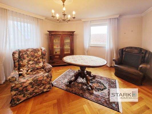 W2 Wohnzimmer Fensterseite.jpg