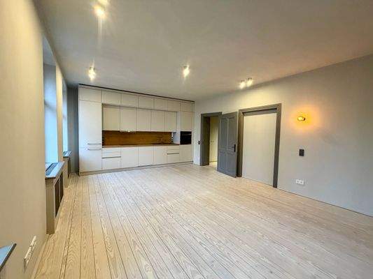 Wohnzimmer mit offener Küche