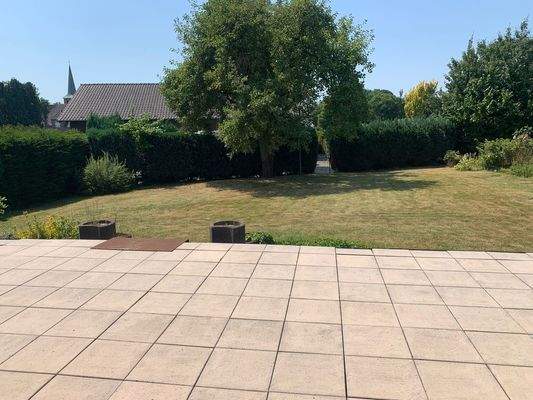 Terrasse mit Gartenblick