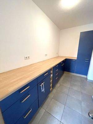 Speisekammer mit Zugang zur Garage