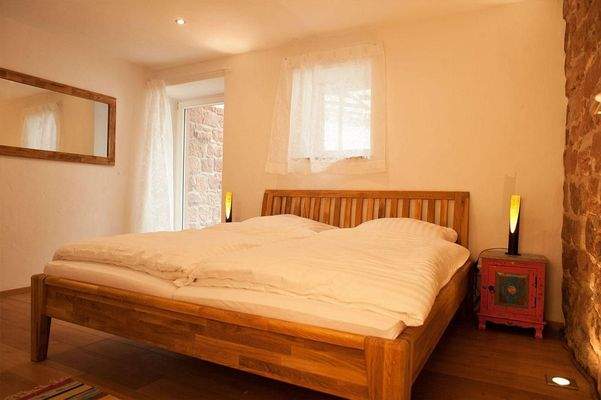 Elternschlafzimmer mit Doppelbett 1,80m x2,00m.jpg