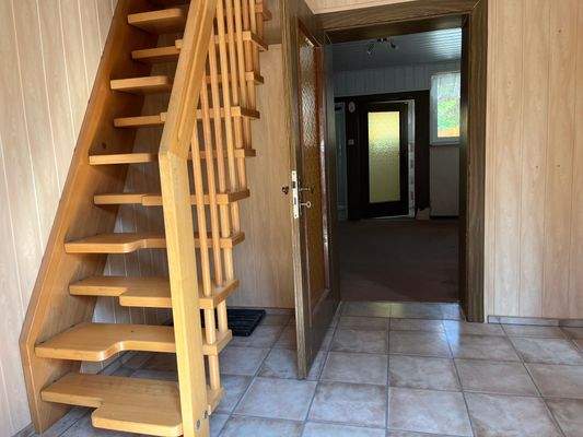 Hausflur und Treppe nach oben 