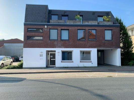 Front mit Durchfahrt zum Innenhof