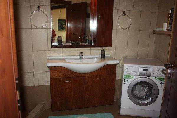 Steinhaus mit Blick auf das Meer und die Schlucht