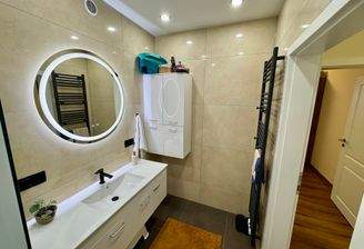 Modern saniertes Badezimmer - stilvoll, hell und hochwertig gestaltet. 