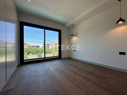 Semi-detached Villa with a Pool Near the Sea in İzmir