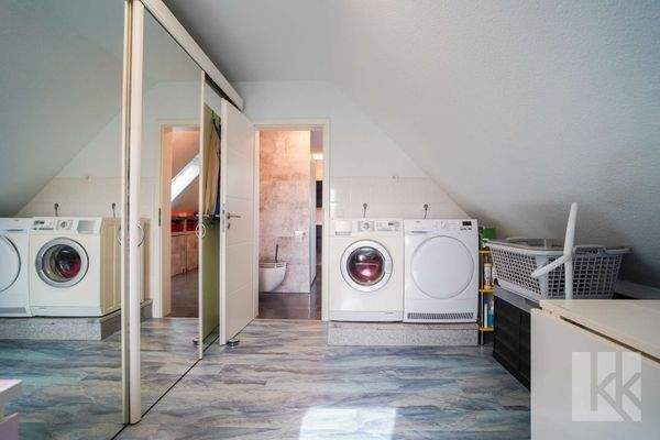 Dahinter: Praktischer Waschraum