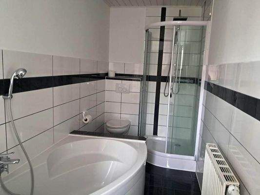 Tageslichtbad mit Dusche und Wanne