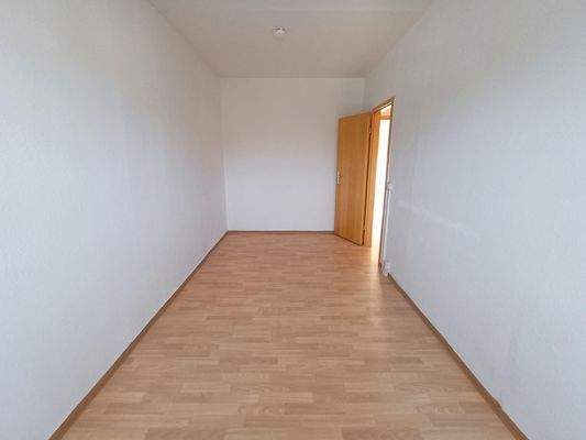 Leerer Raum mit Holzboden